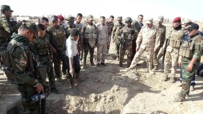 القوات العراقية تتفقد الموقع التي قالوا إن مئات الأشخاص دفنوا فيه