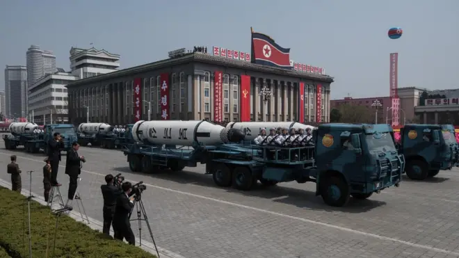 За день до запуска пхеньян провел военный парад, где были представлены ракеты нового типа