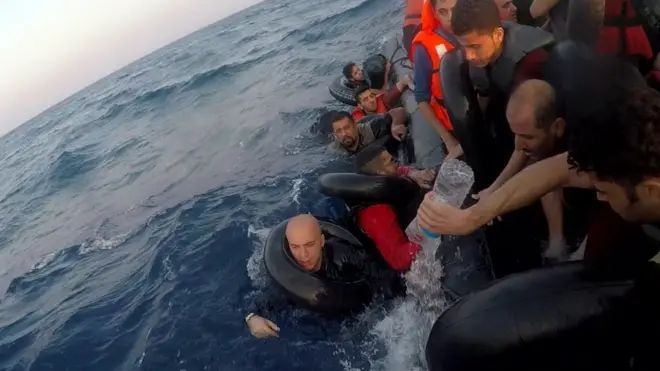 Hasan ve bottaki diğer erkekler bir süre dışından tutunarak ilerledi.