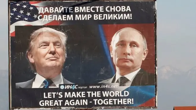 پوستر خیابانی پوتین و ترامپ در روسیه با شعار 'بیایید با هم بار دیگر دنیایی بزرگ بسازیم' به انگلیسی و روسی - احتمالا پوتین برای تصمیم‌گیری در مورد رابطه با آمریکا در انتظار آغاز زمامداری ترامپ است