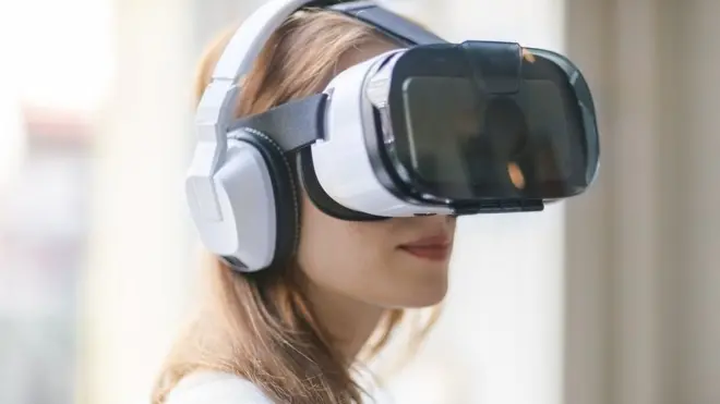 Une femme portant des lunettes VR