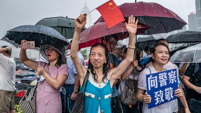 支持香港警察的团体上周在立法会大楼外集会，主办方声称约16万人参加，警方就指高峰时约有5万人。