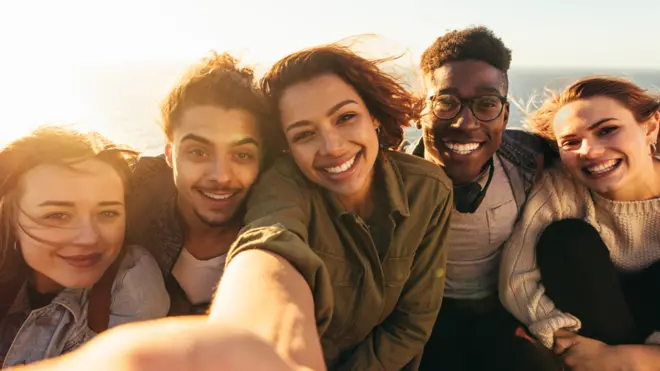 La neurociencia no habla de "adultez", sino de una transición que ocurre a lo largo de tres décadas, según el neurocientífico Peter Jones.