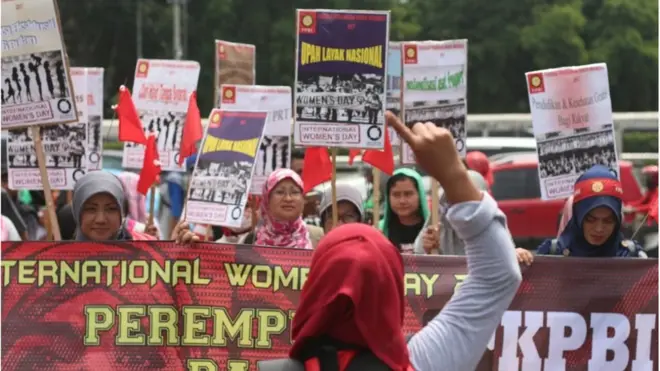 Demo kaum buruh perempuan dalam Hari Perempuan Internasional.