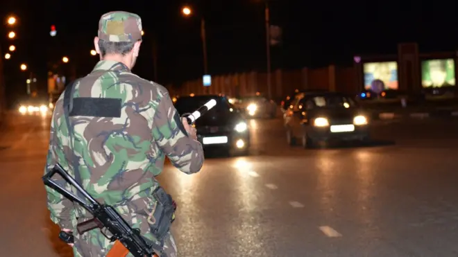 Напавшие на полицейских, по словам Кадырова, сначала угнали машину одного из сотрудников, а потом проникли в дом к другому