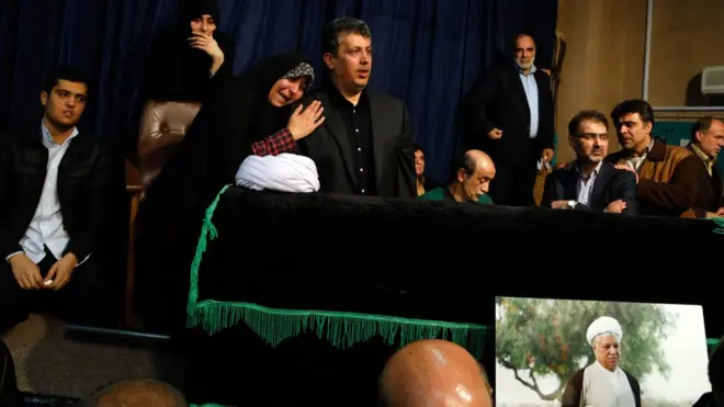 فائزة، ابنة رافنسجاني الصغرى، تبكي على كتف أخيها مهدي، حزنا على أبيها.