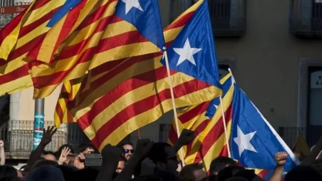 Pendukung kemerdekaan mengibarkan bendera Catalunya.