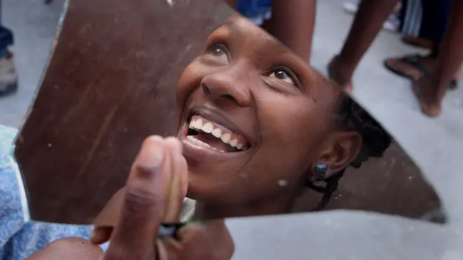 Niña sonriendo reflejada en pedazoceltic palpite hojeespejo