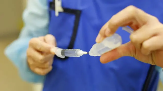 መርፍእን ብልቃጥን ዝሓዘ ዶክተር