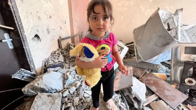 توتة، حفيدة سمير تحمل لعبتها وتقف وسط ركام المنزل