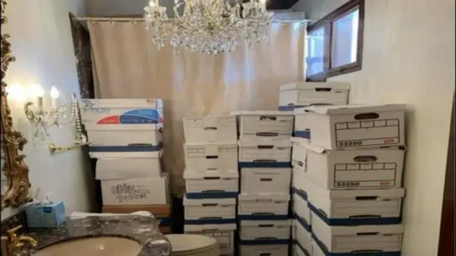 Cajas apiladas en un baño en Mar-a-Lago