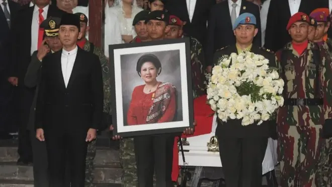 Putra Presiden ke-6 RI Susilo Bambang Yudhoyono, Edhie Baskoro Yudhoyono (kiri) bersiap mengikuti upacara militer pelepasan jenazah almarhumah Ani Yudhoyono di Cikeas, Bogor, Jawa Barat, Minggu (02/06)