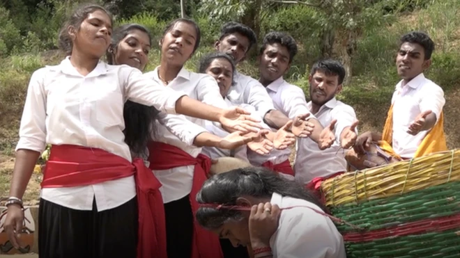 Anak-anak pemetik daun teh sedang berlatih teater. Salah satu dialog dalam latihan tersebut berbunyi: "saya tidak mau bekerja sebagai pembantu. Tolong jangan kirim saya bekerja di pabrik garmen."