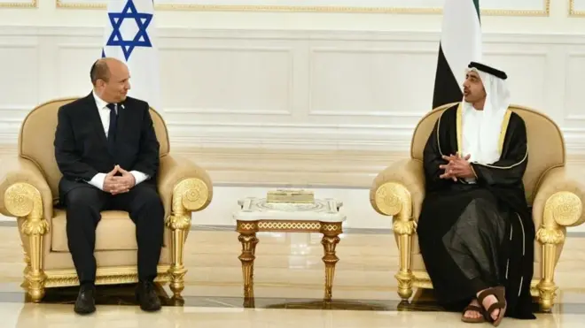 अबु धावी के प्रिंस ज़ाएद अल नेहयान, इसराइल के प्रधानमंत्री नेफ़्टाली बैनेट का स्वागत करते हुए.