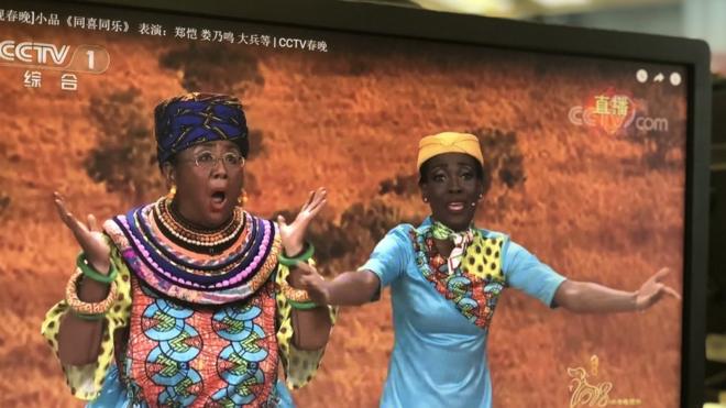 非裔演員米蘭（右）說覺得婁乃鳴（左）化妝飾演非洲人很有親切感。