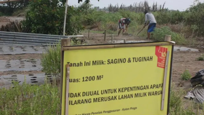 Sekitar 80 kepala keluarga di Desa Glagah dan Palihan menolak menjual lahan mereka untuk pembangunan Bandara New Yogyakarta International Airport (NYIA).