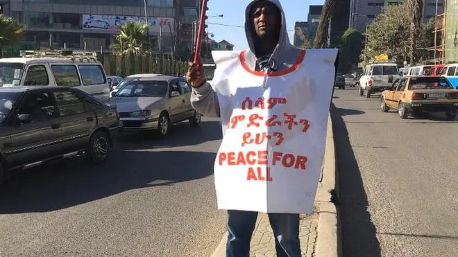 አዲስ አበባ ጎዳና ላይ ስለሰላም የሚሰብከው ሰይፉ አማኑዔል በቀን ሶስት ሰው ባነቃ ደስታዬ ነው ይላሉ።