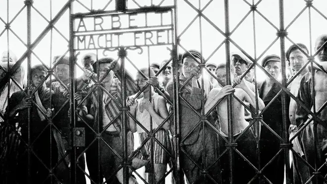 La entrada principal del campo de exterminio Dachau concentration en julio 29 de 1945, el día de su liberación.