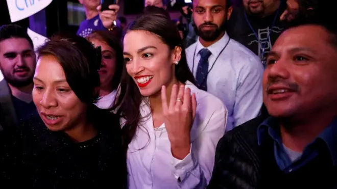 29歲的亞歷山大·奧卡西奧-科特斯（中立白衣者，Alexandria Ocasio-Cortez）當選美國國會有史以來最年輕的女議員。