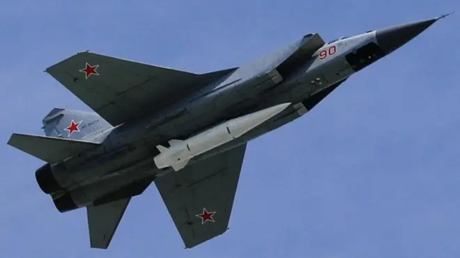 Ракета "Кинжал", яку транспортує літак МіГ-31 над Московю в травні