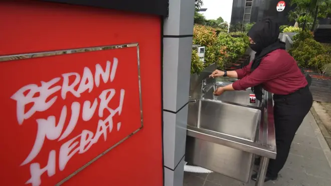 Pemerintah diharapkan bekerja sama dengan KPK untuk awasi penyaluran bantuan sosial.