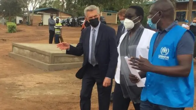 Filippo Grandi (ibumoso) na Minisitiri w'u Rwanda ushinzwe ibibazo by'impunzi Marie-Solange Kayisire, i Gashora kuri iki cyumweru