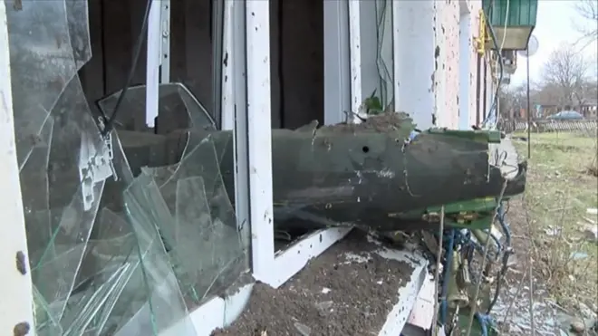 Снаряд в окне жилого дома