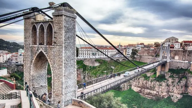 بني جسر سيدي مسيد المعلق في مدينة قسنطينة الجزائرية عام 1912 من قبل مهندسين فرنسيين