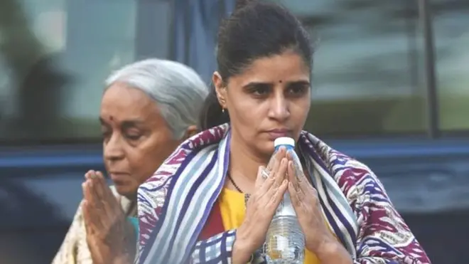 જાધવના માતા અને પત્ની