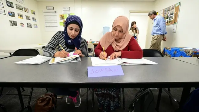 যুক্তরাষ্ট্রে যাওয়া দুই সিরিয়ান শরণার্থী। সাতটি মুসলিম দেশের বিরুদ্ধে বিধিনিষেধ আরোপ করতে যাচ্ছে যুক্তরাষ্ট্র।