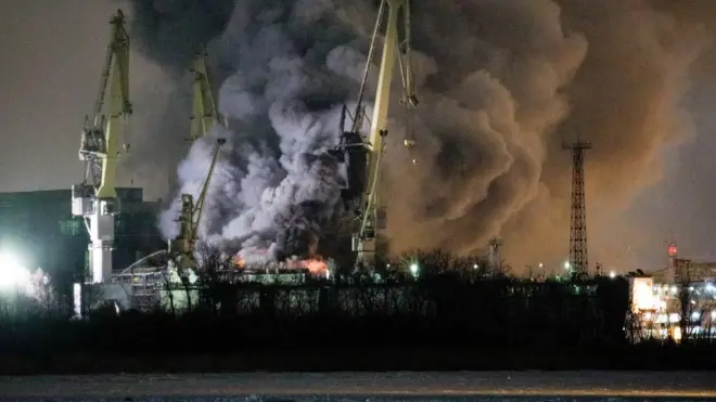 Пожар на строящемся военном корабле на территории завода "Северная верфь"