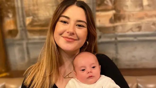 أمبر وابنها جوي