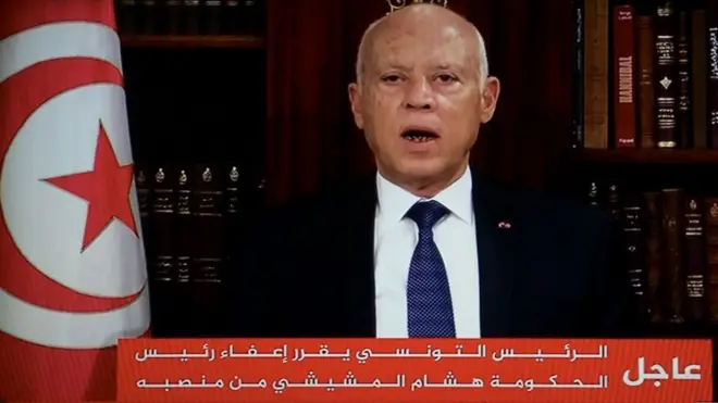 أعلن الرئيس التونسي قراراته عبر قنوات تلفزيونية حكومية