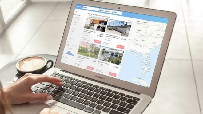 يقوم برنامج هوليدو بتدقيق ملايين الصور الفوتوغرافية للفيلات والشقق المتوفرة للسياح