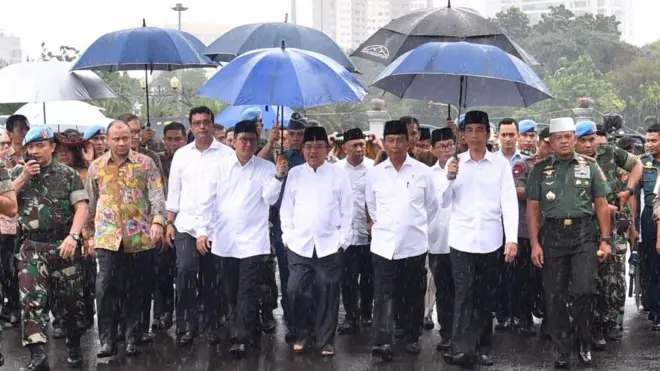 Jokowi bersama Wakil Presiden Jusuf Kalla, Menko Polhukam Wiranto, Menteri Agama Lukman Syaifuddin, dan Panglima TNI Gatot Nurmantyo.