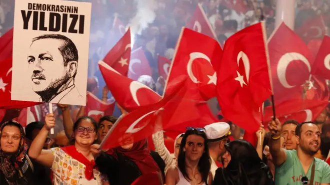 Erdoğan'ın 'demokrasi nöbeti' olarak adlandırdığı yürüyüşlerden birisi Perşembe gecesi Boğaziçi Köprüsü'nde gerçekleşmişti.