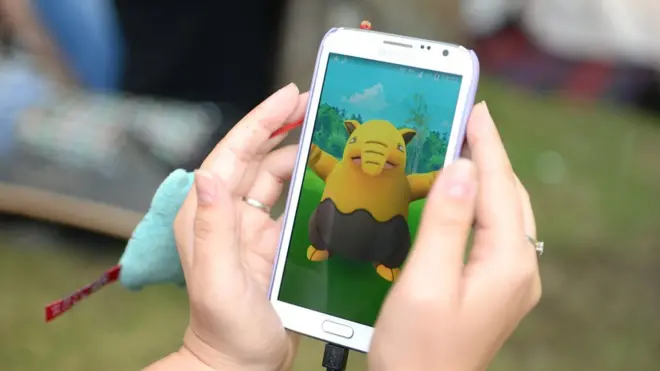 В одном из своих роликов Соколовский играл в Pokemon Go в Храме-на-Крови, а в других критически высказывался о клерикализации российского общества