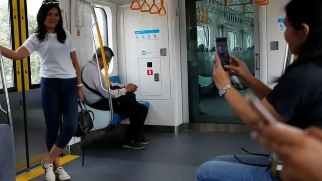 Sarana transportasi di Jakarta terus dikembangkan, namun demikian kota tersebut dianggap sudah tidak mampu memikul beban sebagai pusat pemerintahan dan layanan publik.