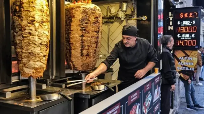 Сўнгги уч ой ичида турк лираси АҚШ долларига нисбатан кескин қадрсизланди, қарийб тенг ярмига арзонлади. Бу айрим экспертларнинг Туркия валюта инқирозини бошидан кечираётганига оид баҳоларига ҳам сабаб бўлди