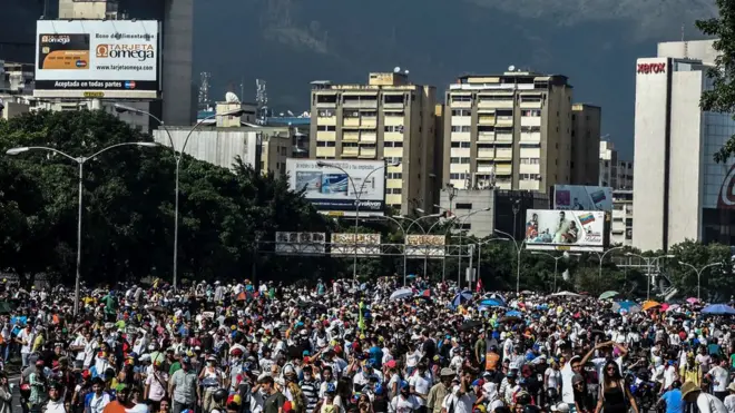 На улицах Каракаса продолжаются массовые демонстрации