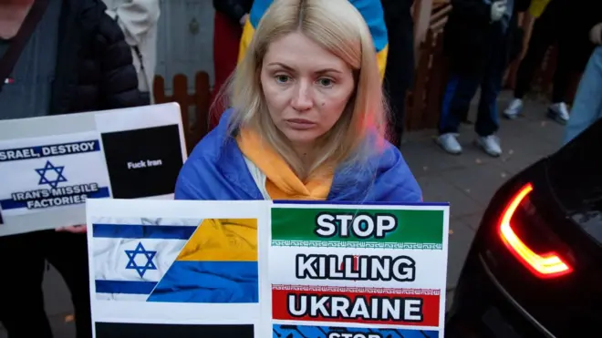 Акція протесту 17 жовтня біля іранського посольства у Варшаві. Мітингувальники вимагали санкцій проти цієї країни після атаки дронів на Київ.