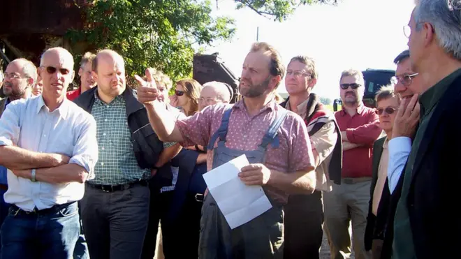 Wendelin Einsiedler (en el centro con un papel) fue el primero en construir un generador de biogás e instalar paneles solares con su propios fondos.