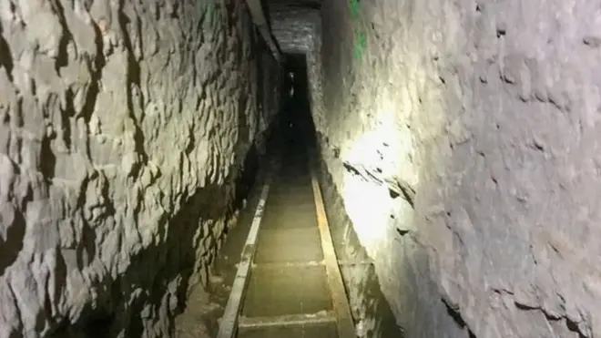 سرنگ میں ریل کی پٹری اور بجلی کا انتظام ہے