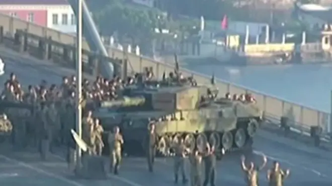 Boğaziçi Köprüsü'ndeki askerlerin teslim olma anı