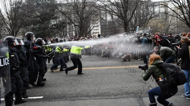 Personas con el rostro cubierto se enfrentaron con la policía de Washington D.C. durante las protestas tras el juramento de Donald Trump como presidente.