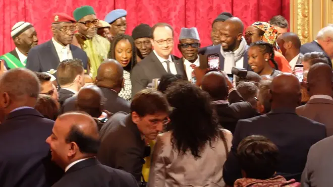Le président François Hollande entouré de tirailleurs sénégalais lors de la cérémonie de samedi