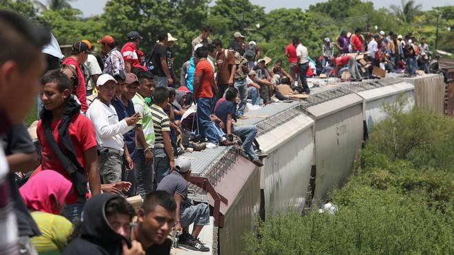 Imigrantes da América Central viajam em cima de trem rumo aos Estados Unidos