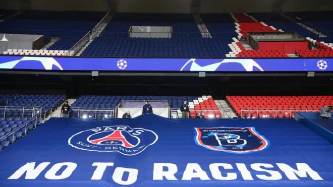 Çarşamba akşamı kaldığı yerden devam edecek olan maçta Parc des Princes tribünlerine "Irkçılığa Hayır" pankartı asıldı.