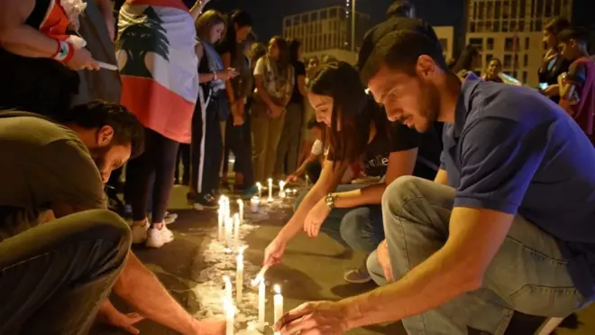 متظاهرون لبنانيون يضيئون الشموع حدادا على الشاب علاء أبو فخر الذي قتل برصاص الجيش اللبناني في بلدة خلدة جنوبي بيروت