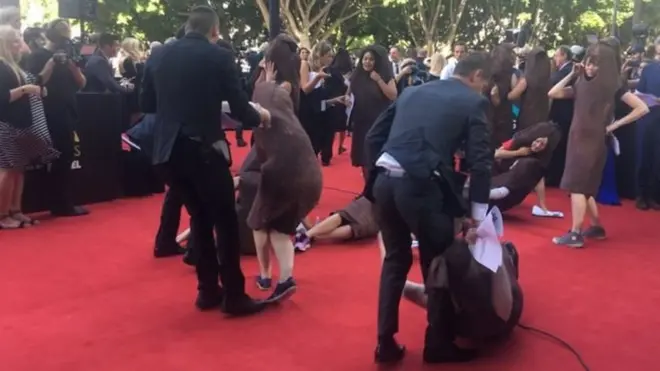 抗议者在典礼现场